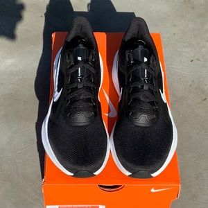 WOMENS NIKE 👟🏎 DOWNSHIFTER 10 SIZE 8 👟🏎 BLACK